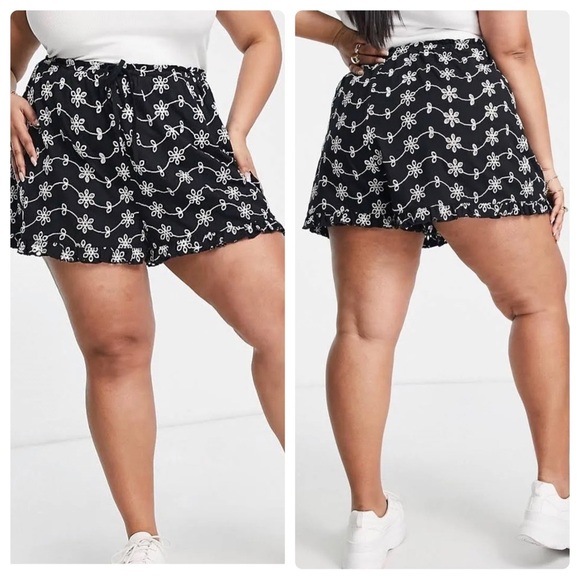 3/$22🩶 ASOS DESIGN Curve Ruffle Eyelet Shorts Women Sz 20 Embroidered Tie Sides - Picture 1 of 8
